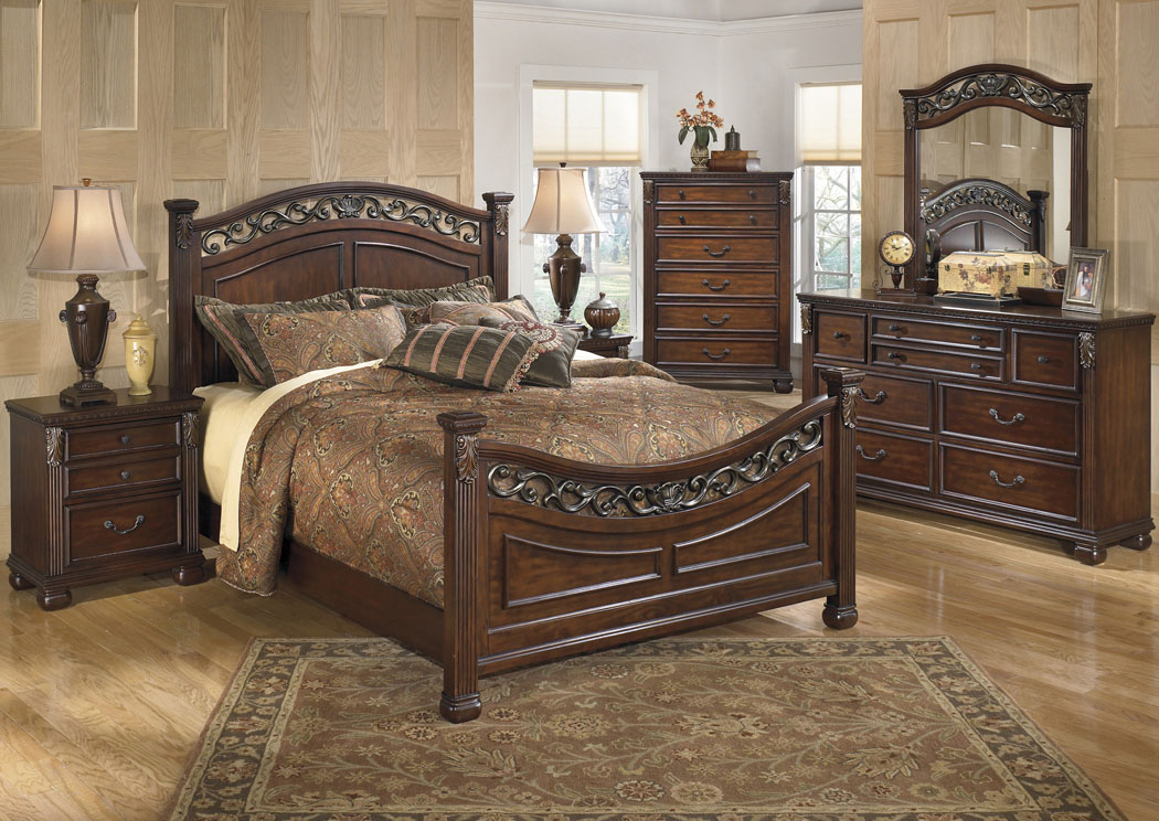 Leahlyn California King Panel Bed, Dresser & Mirror,Ashley